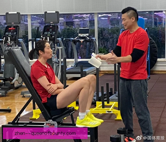 女子双打压力下出球训练，练就稳准狠制胜关键